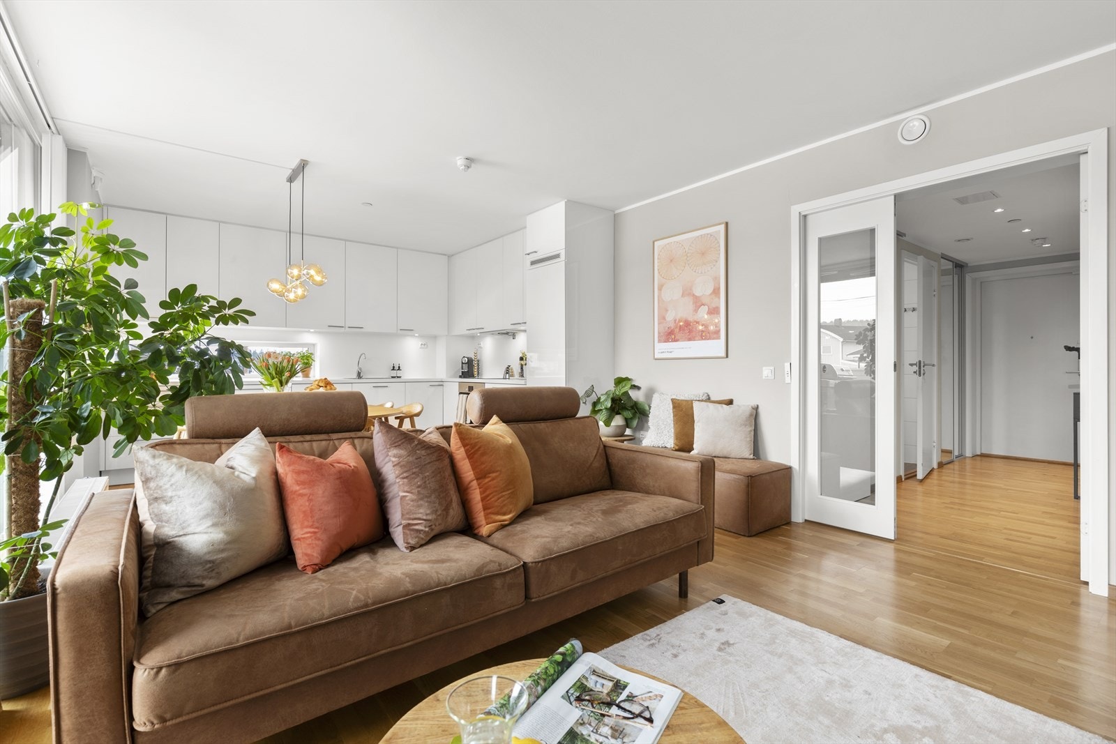 Stuen er i dag innredet med en lekker sofa som naturlig deler stuen inn i ulike soner. Galleribilde