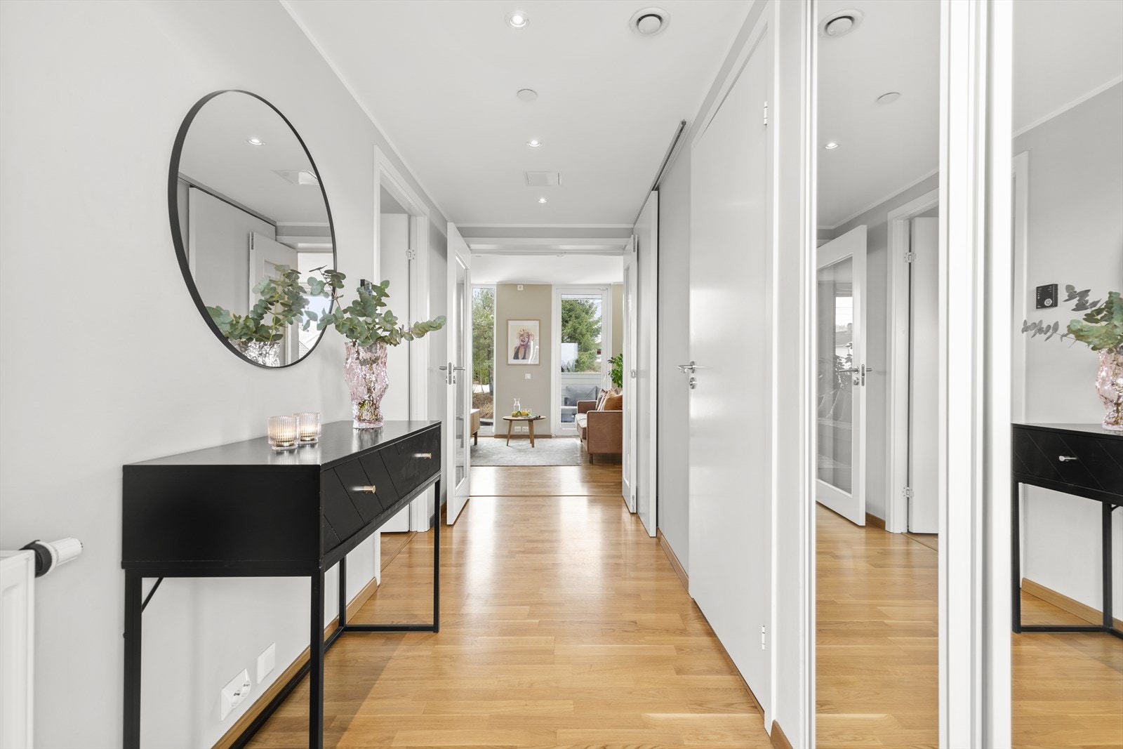 Fin entré som knytter rommene i leiligheten sammen. Velkommen inn! Galleribilde