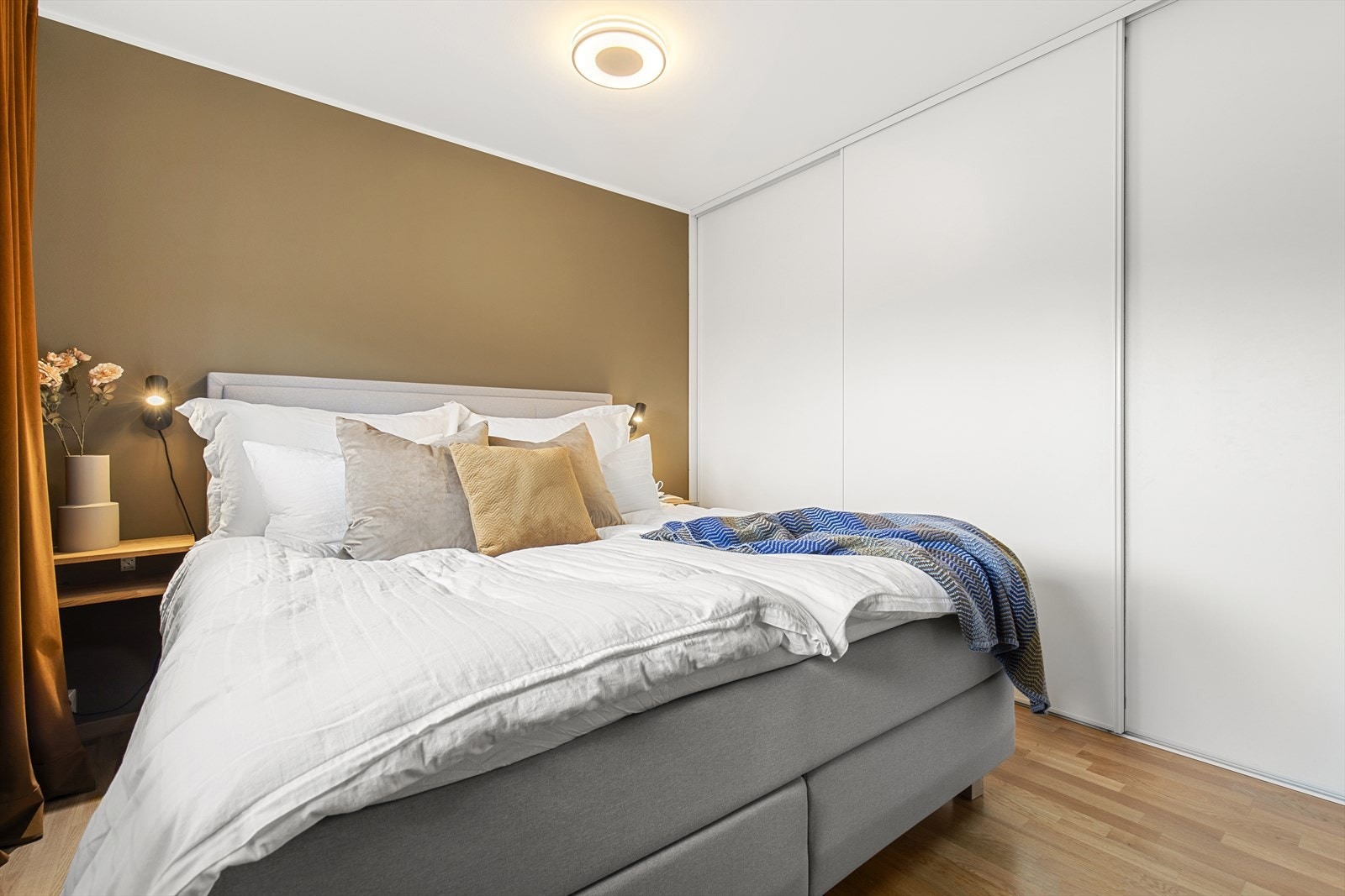Stor skyvedørsgarderobe som gir rikelig med oppbevaringsmuligheter. Galleribilde