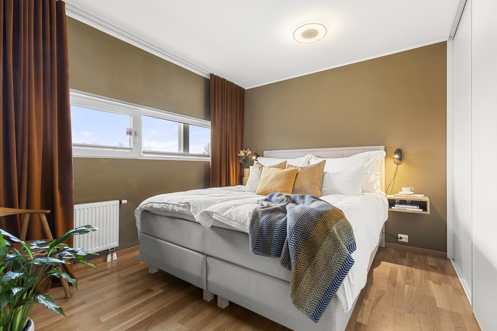 På hovedsoverommet er det god plass til dobbeltseng og tilhørende møblement. Galleribilde