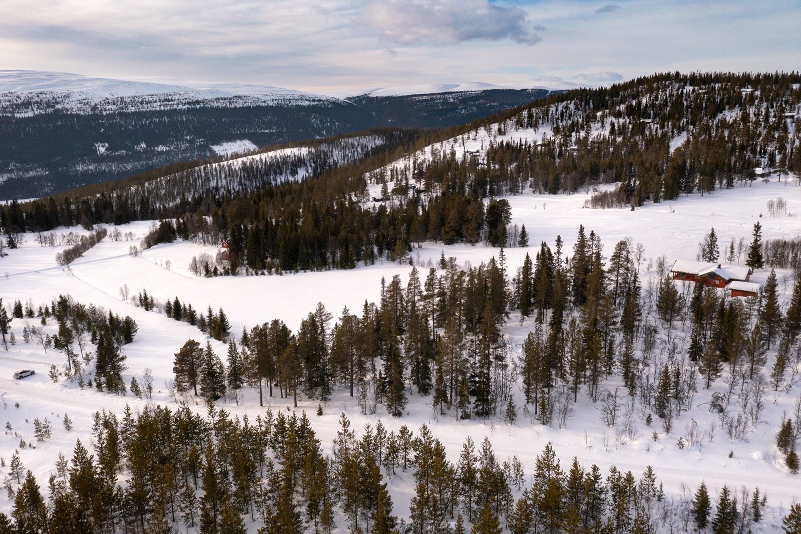Romslig hyttetomt med flott beliggenhet i naturskjønne omgivelser. Galleribilde