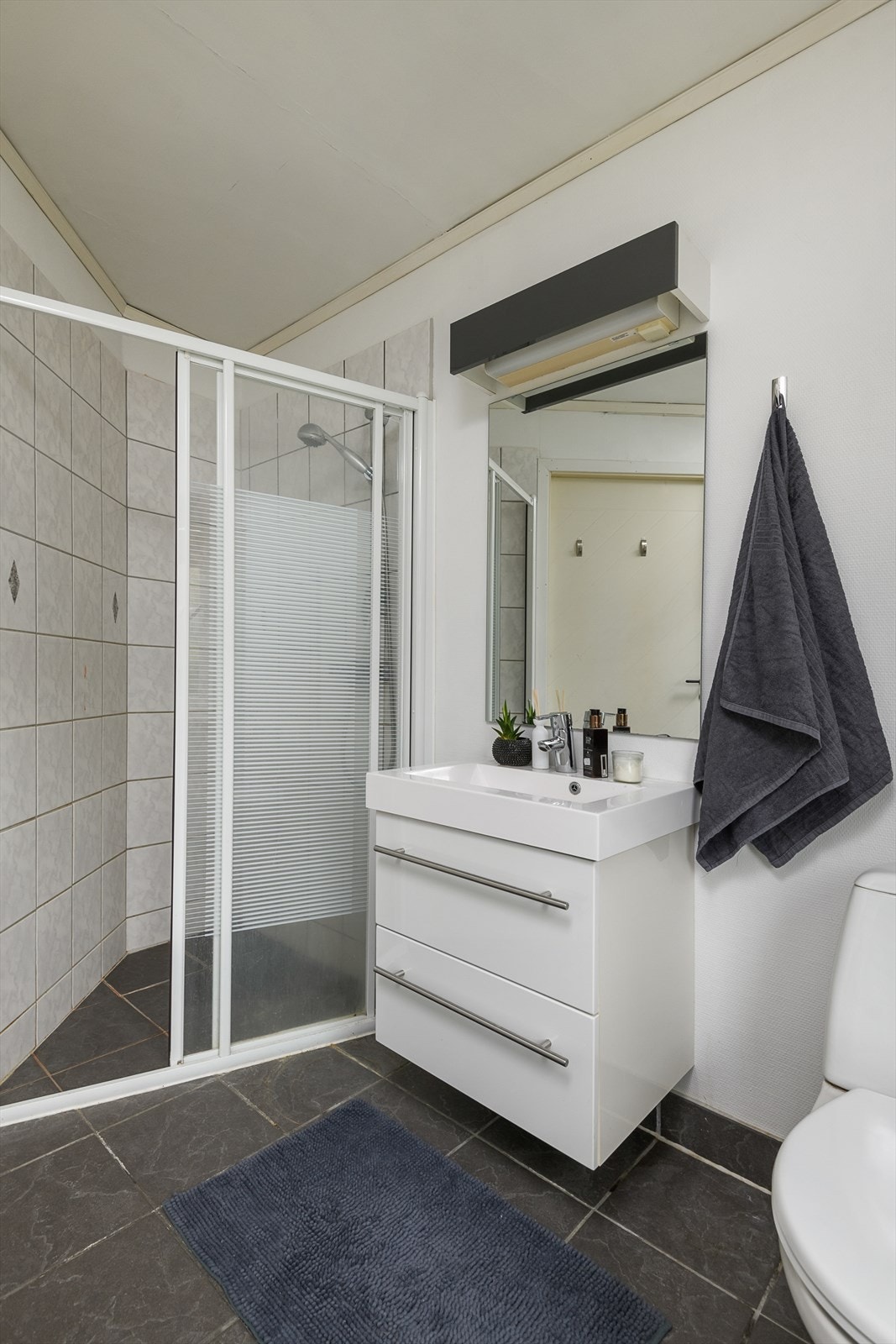 Badet har dusj i nisje Galleribilde