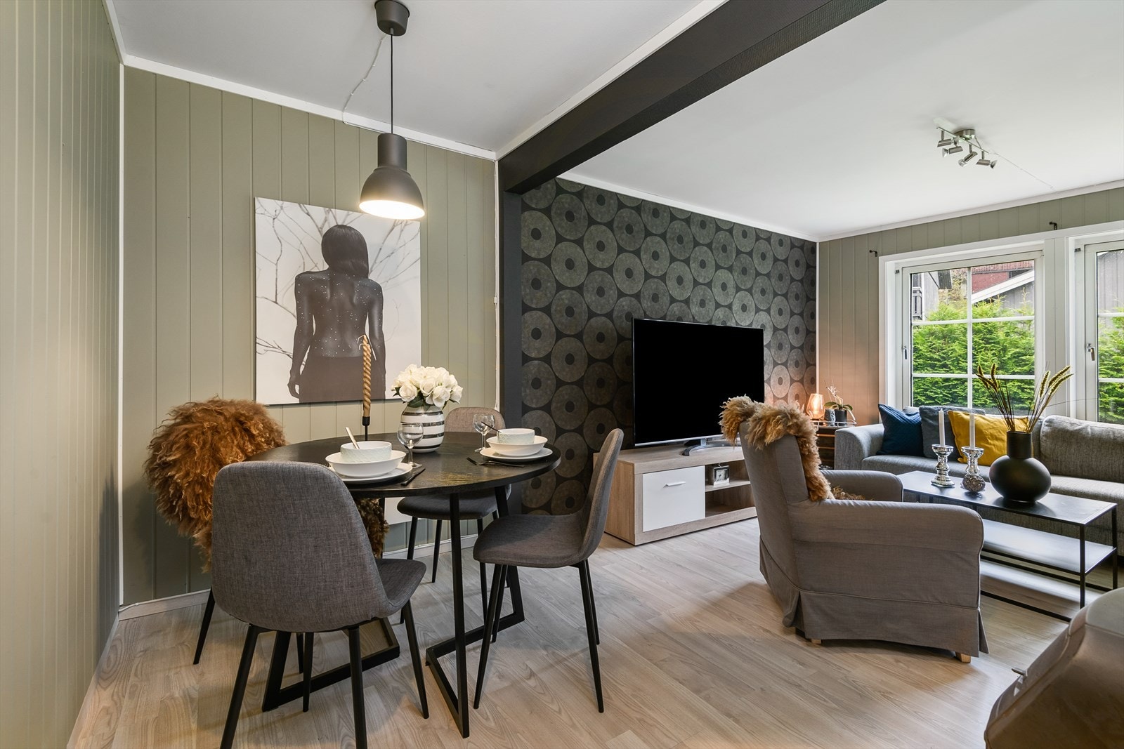 Det er vedovn i stuen for de kaldere dagene Galleribilde
