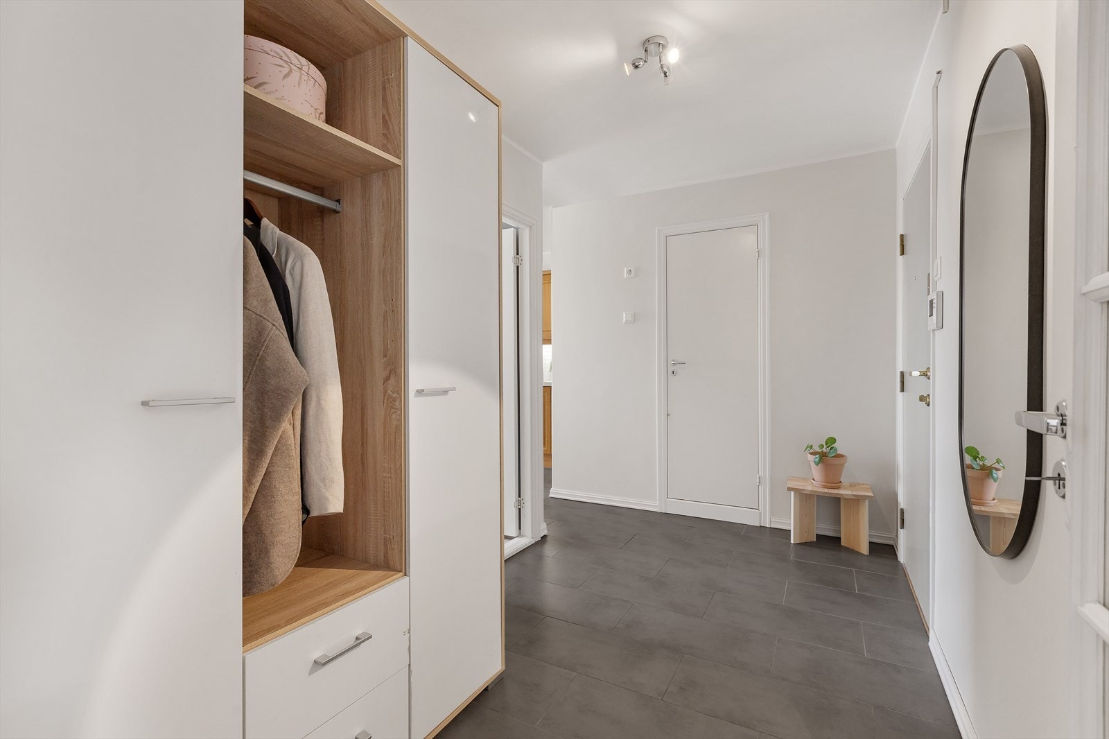 Velkommen inn! I det du trer over dørstokken møtes du av en lys og innbydende entré. Galleribilde