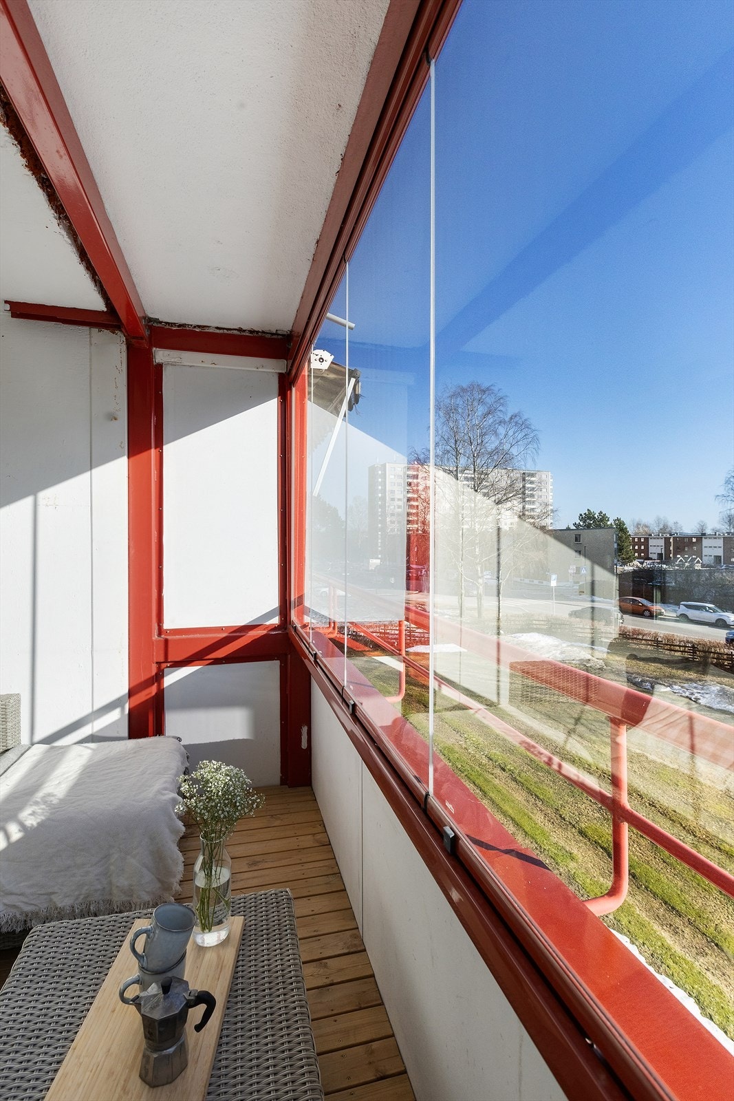 Balkongen er også innglasset slik at du kan nyte balkongen noe lenger gjennom året. Galleribilde