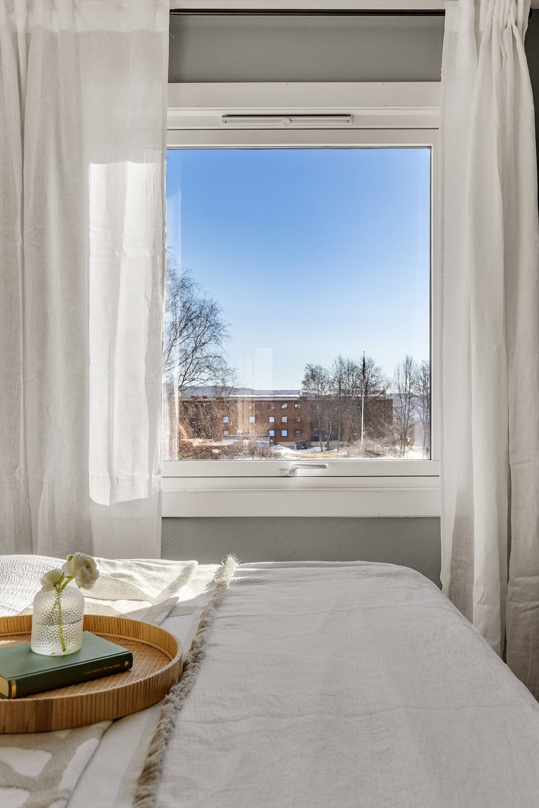 Soverommet har et stort vindu som slipper inn mye naturlig lys. Galleribilde