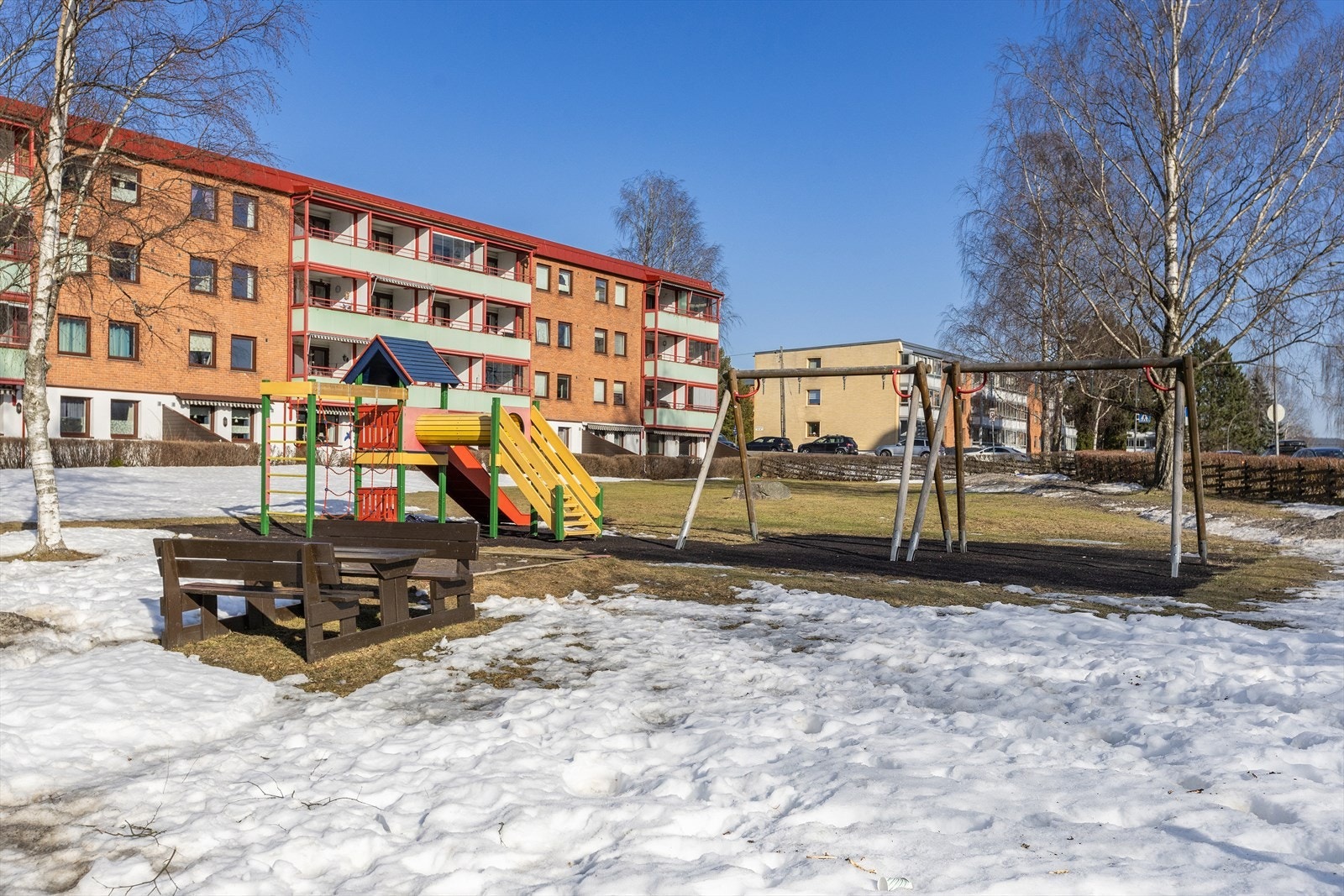 Fra leiligheten er det kort vei til en herlig lekeplass hvor de minste kan leke. Galleribilde
