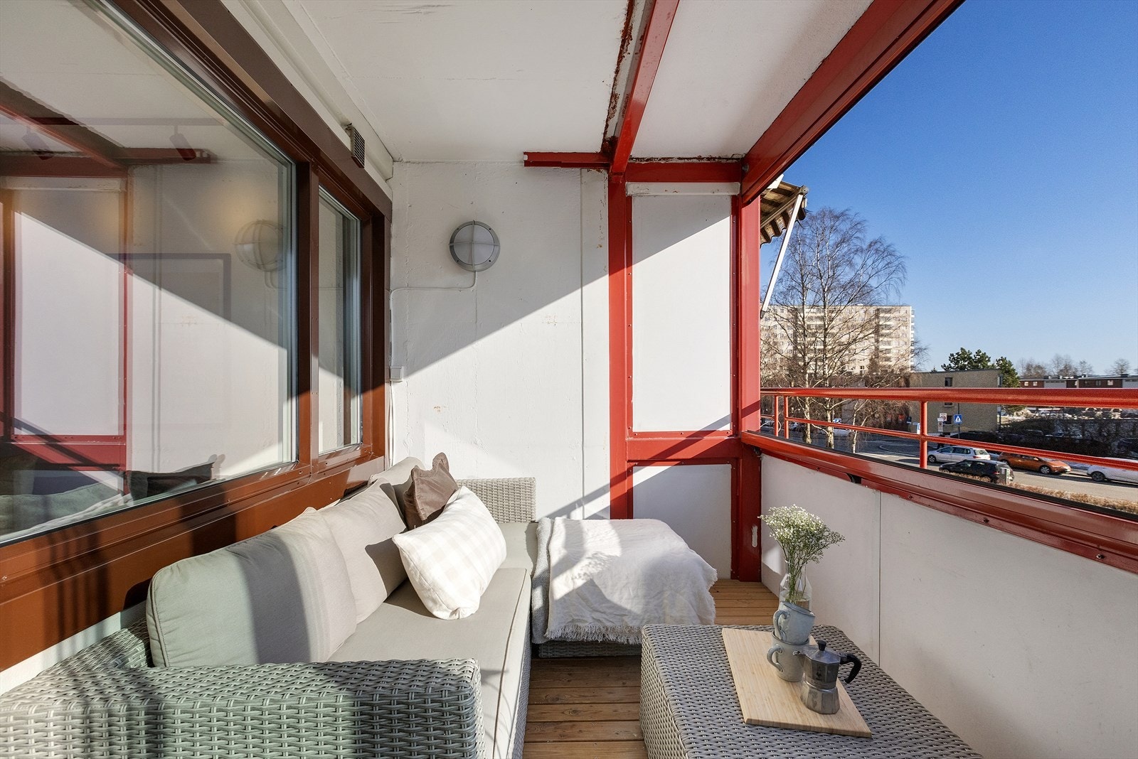 Balkongen er på ca. 6 kvm og har plass til å innrede med utemøblement og bord. Galleribilde