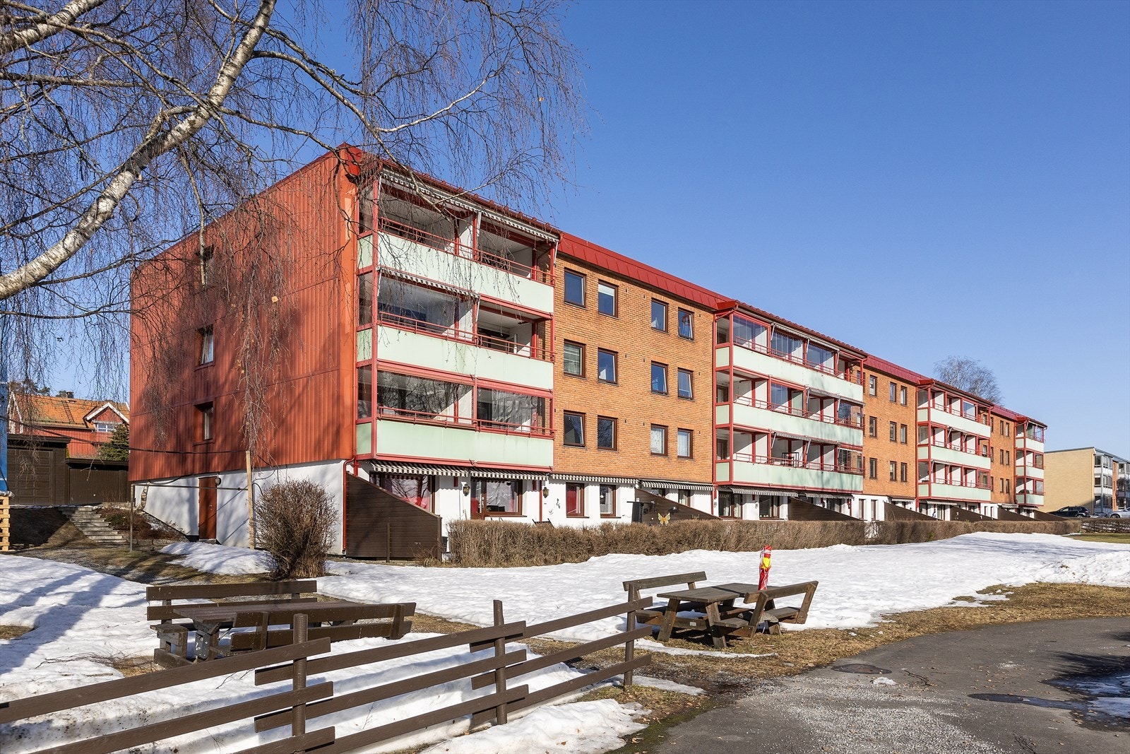 Boligen ligger i et attraktivt og populært boligområde med sentral beliggenhet på Rødtvet i Oslo kommune. Fra leiligheten er det kort avstand til offentlig kommunikasjon, skoler, barnehager og et rikt utvalg av fasiliteter. Galleribilde