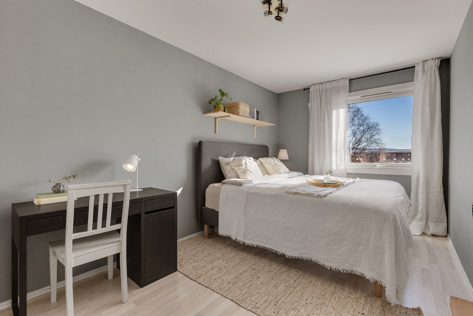 Leiligheten har et romslig soverom med god plass til stor seng, garderobe og skrivebordspult. Galleribilde