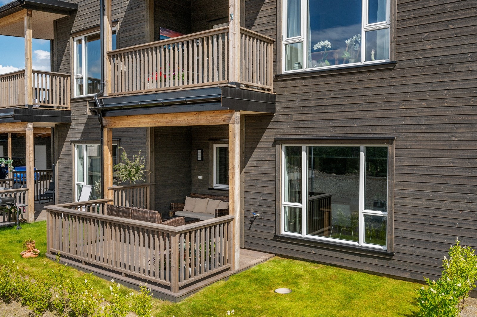 Tilhørende terrase og hage/uteplass. Galleribilde
