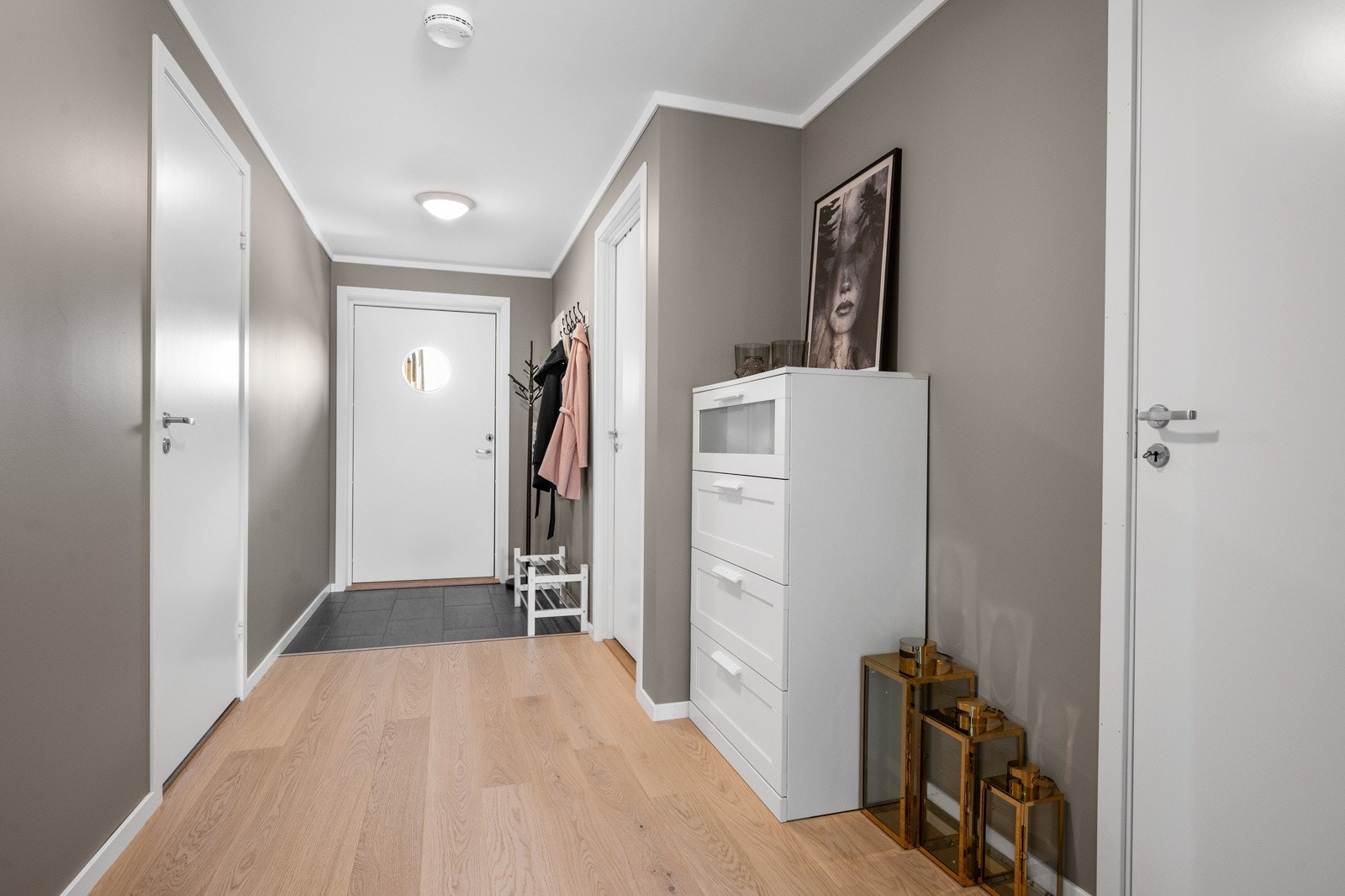 Romslig inngasparti i fine farger. Galleribilde