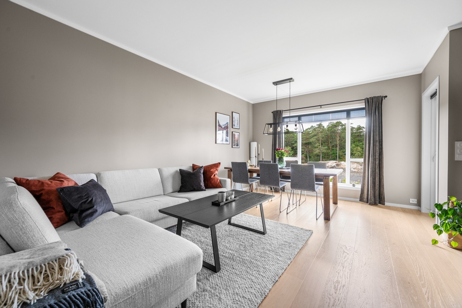 Store vinduer i stuen og utgangsdøren til terrassen slipper inn masse lys til spisestuen. Galleribilde