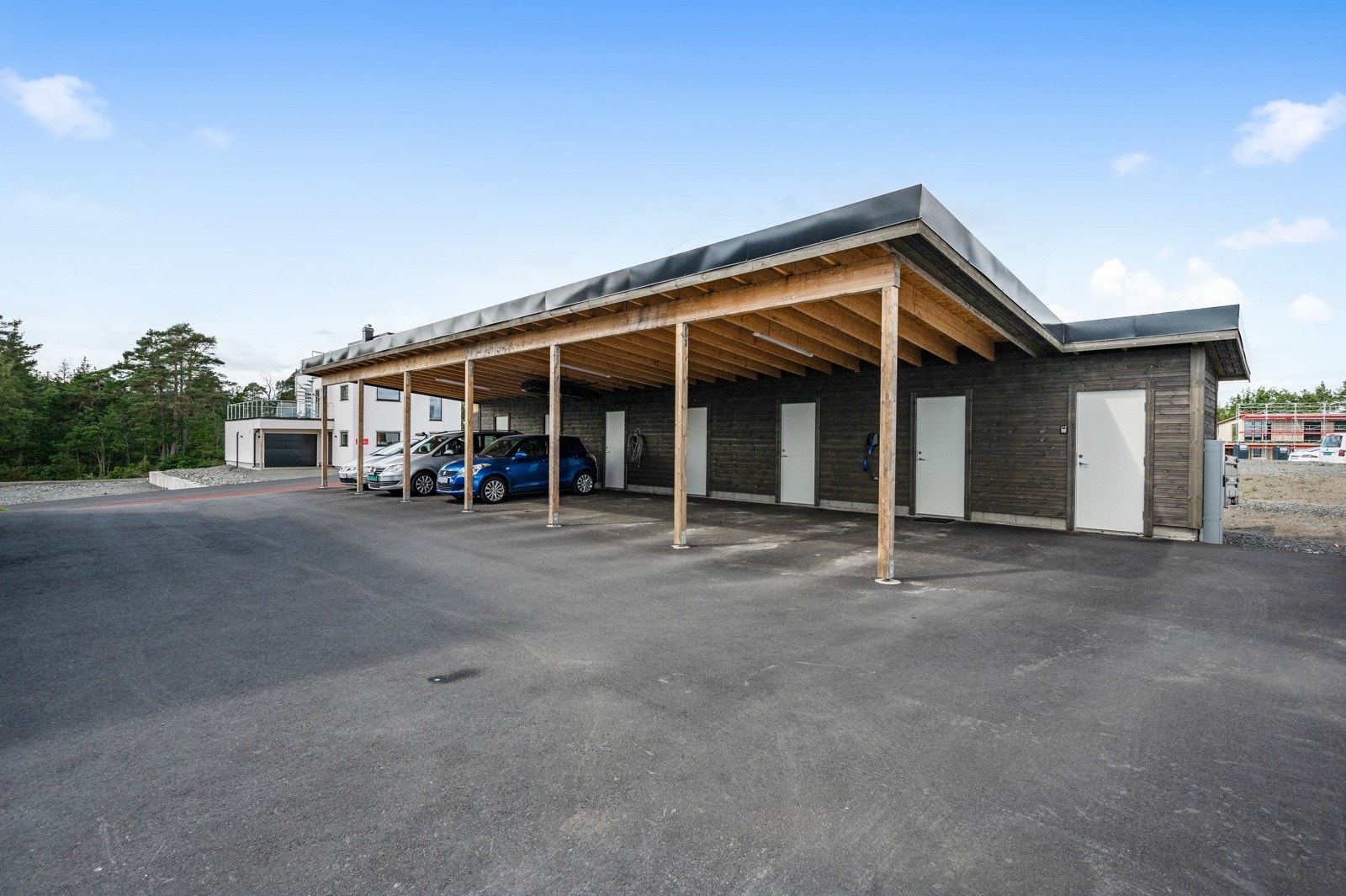 Lettstelt og praktisk parkering i egen carport med tilhørende bod i bakant. Galleribilde
