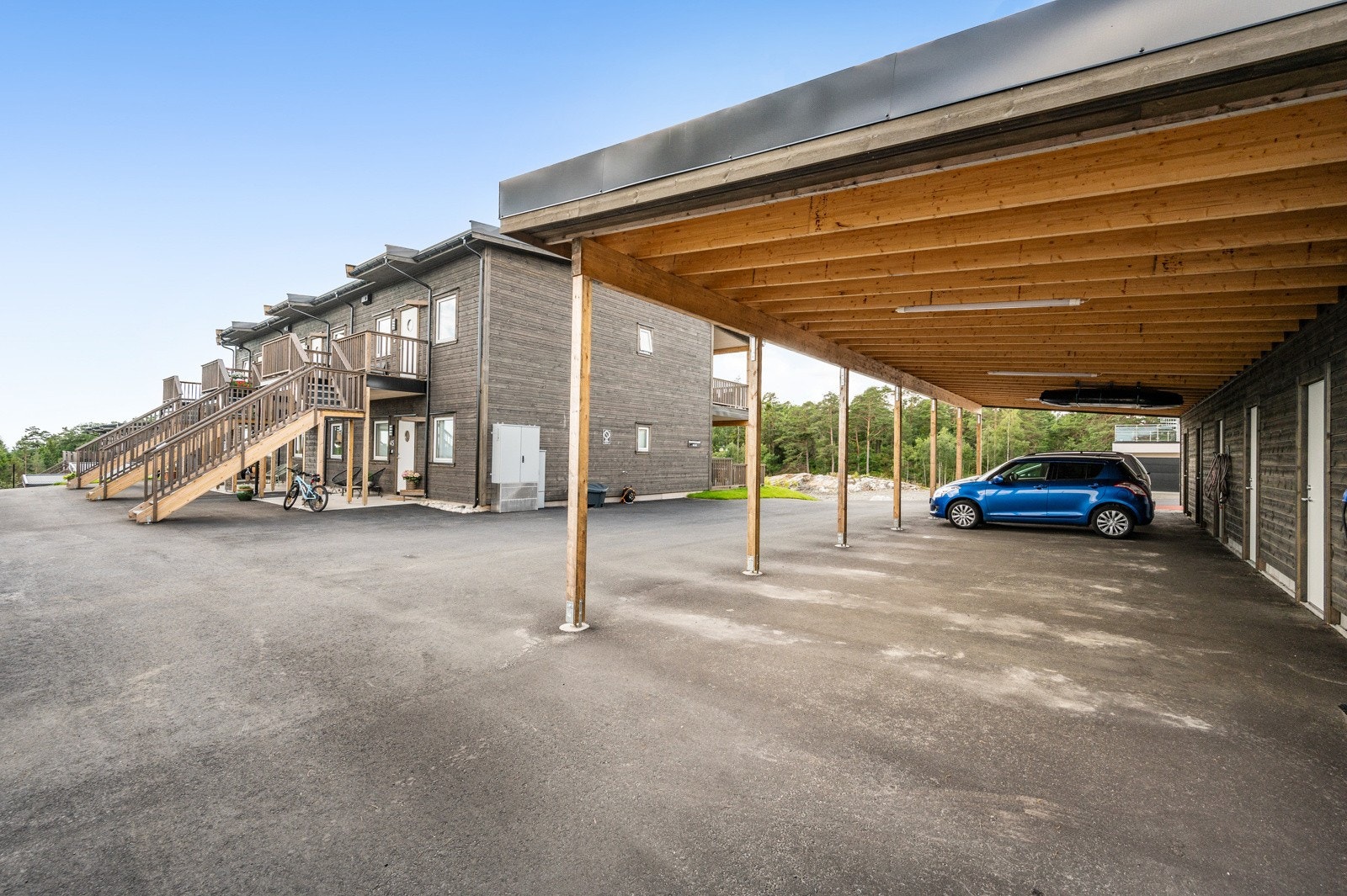 Lettstelt og praktisk parkering i egen carport med tilhørende bod i bakant. Galleribilde