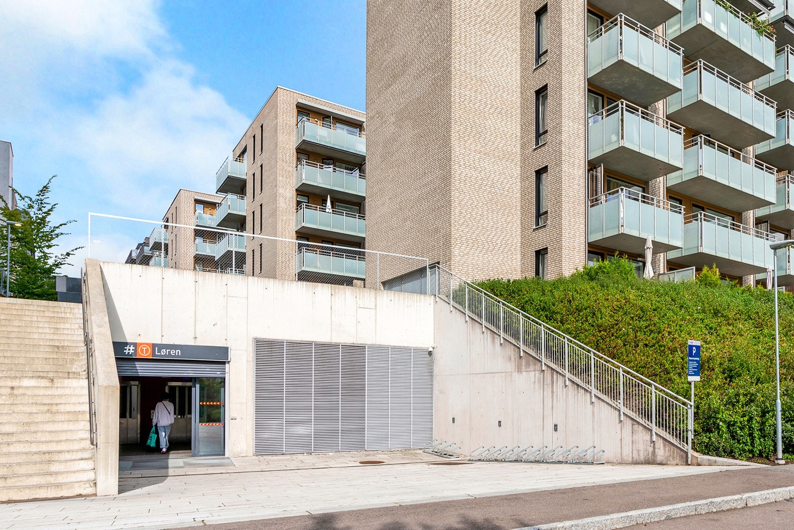 Området er godt dekket av kollektivtilbud. Kort vei til T-banestasjon på Løren og Økern. Galleribilde