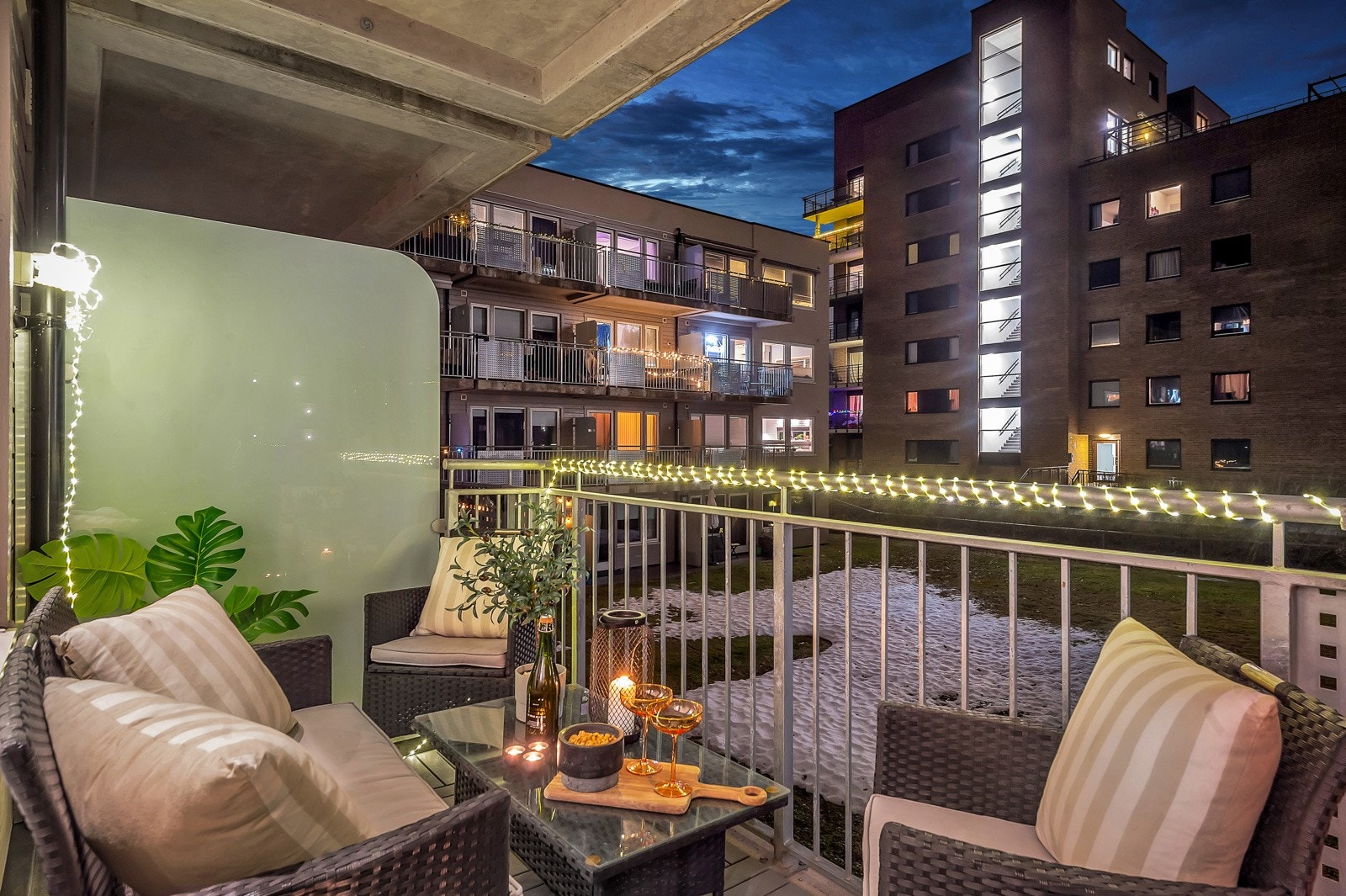 Balkongen er overbygget, og kan derfor også nytes utover sensommeren og høsten. Galleribilde