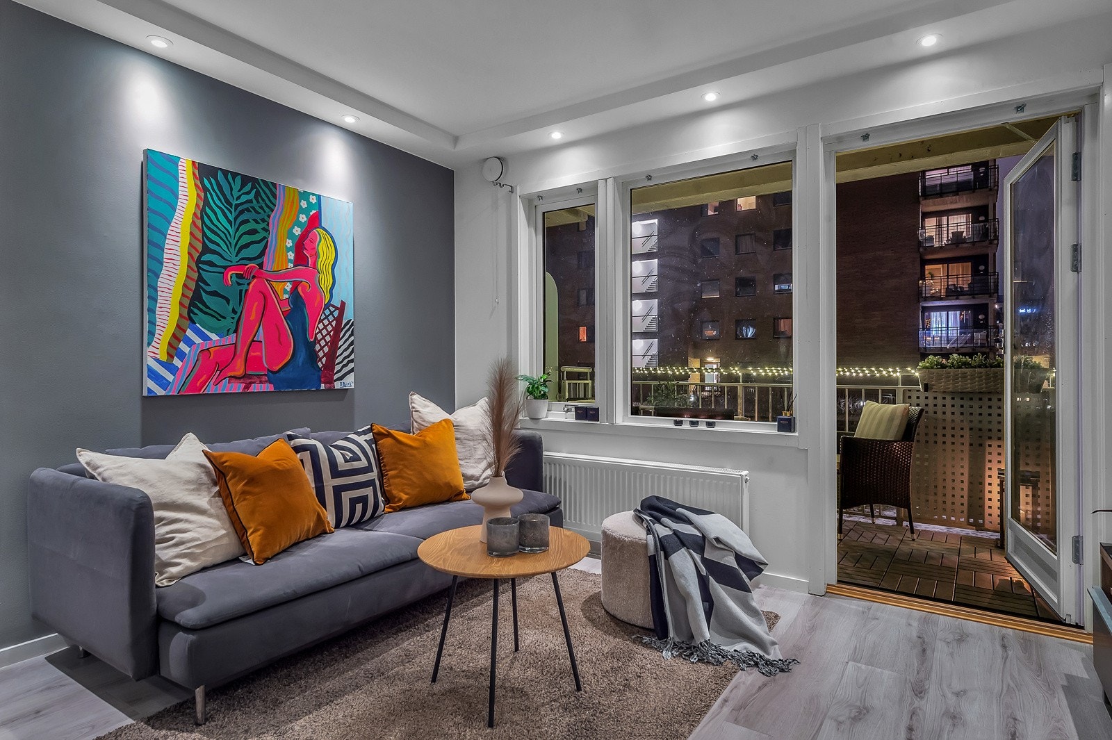 Det er god belysning med spotter i taket. Galleribilde