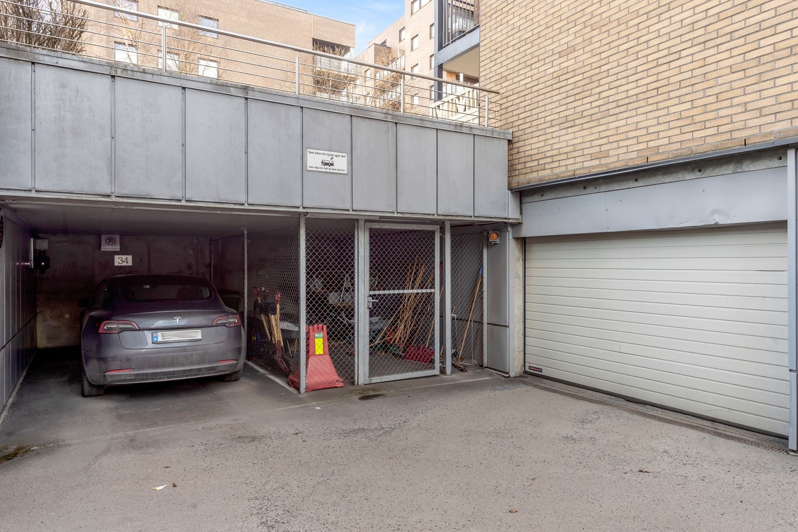 Det er mulig å kjøpe selgers parkeringsplass i carport for kr. 200.000,-. På plassen er det el-lader. Galleribilde