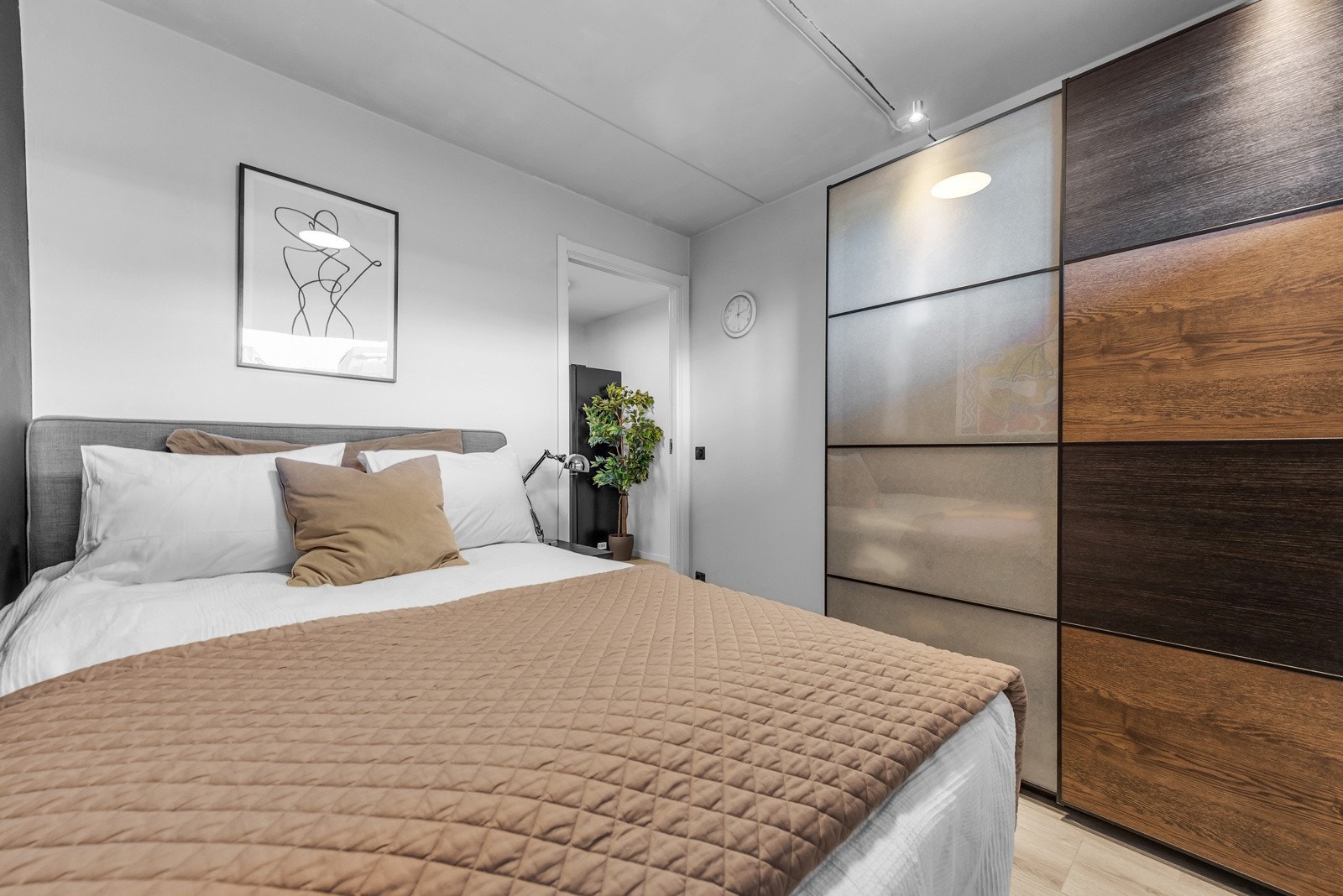 Rikelig med oppbevaringsplass i en medfølgende garderobe. Galleribilde