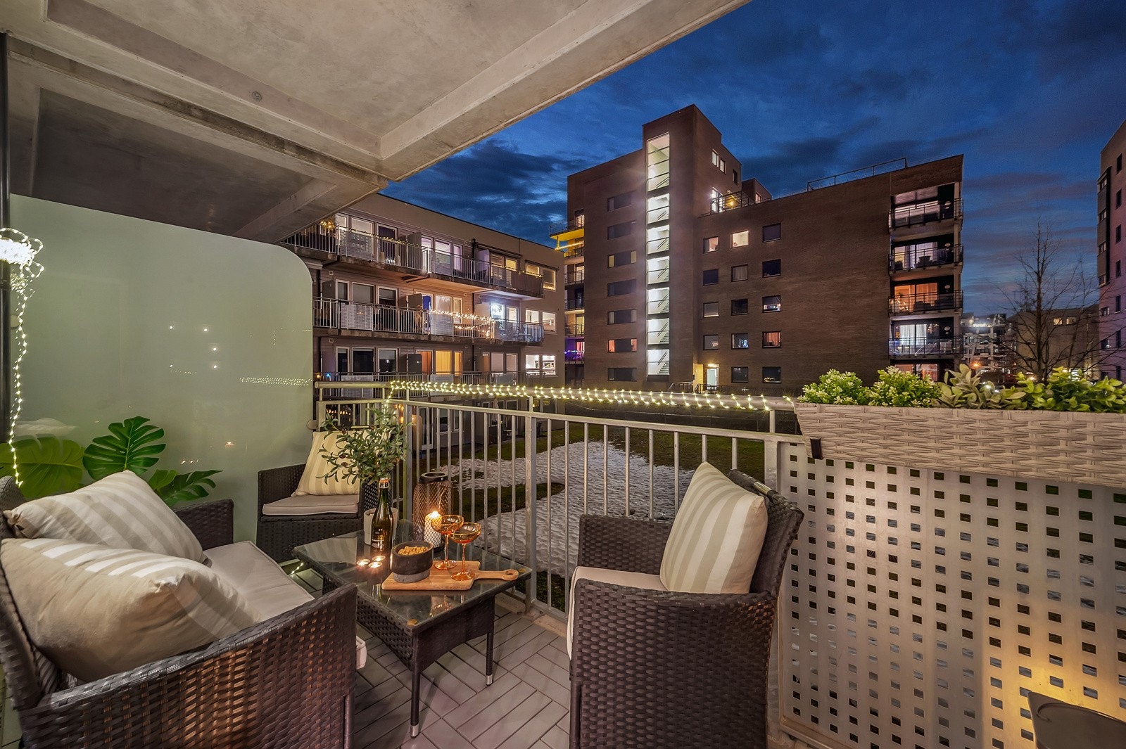 Balkongen vender mot syd og er ca. 6 kvm. Galleribilde