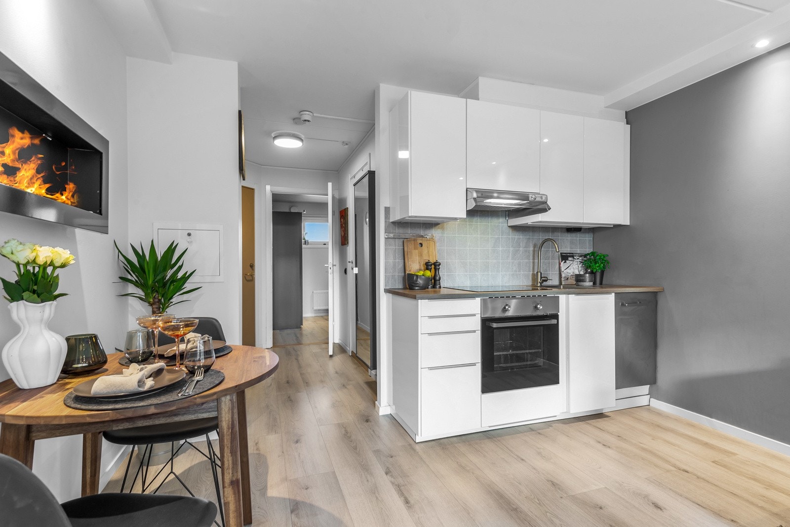 Nyere kjøkkeninnredning med hvitevarer - alt fra 2018. Galleribilde