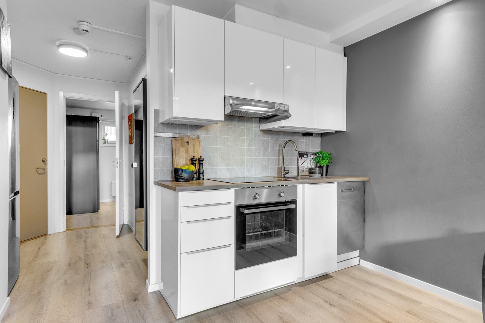 Det er integrerte hvitevarer som komfyr, platetopp og oppvaskmaskin. Kjøleskap fra 2023 er plassert i entré. Galleribilde