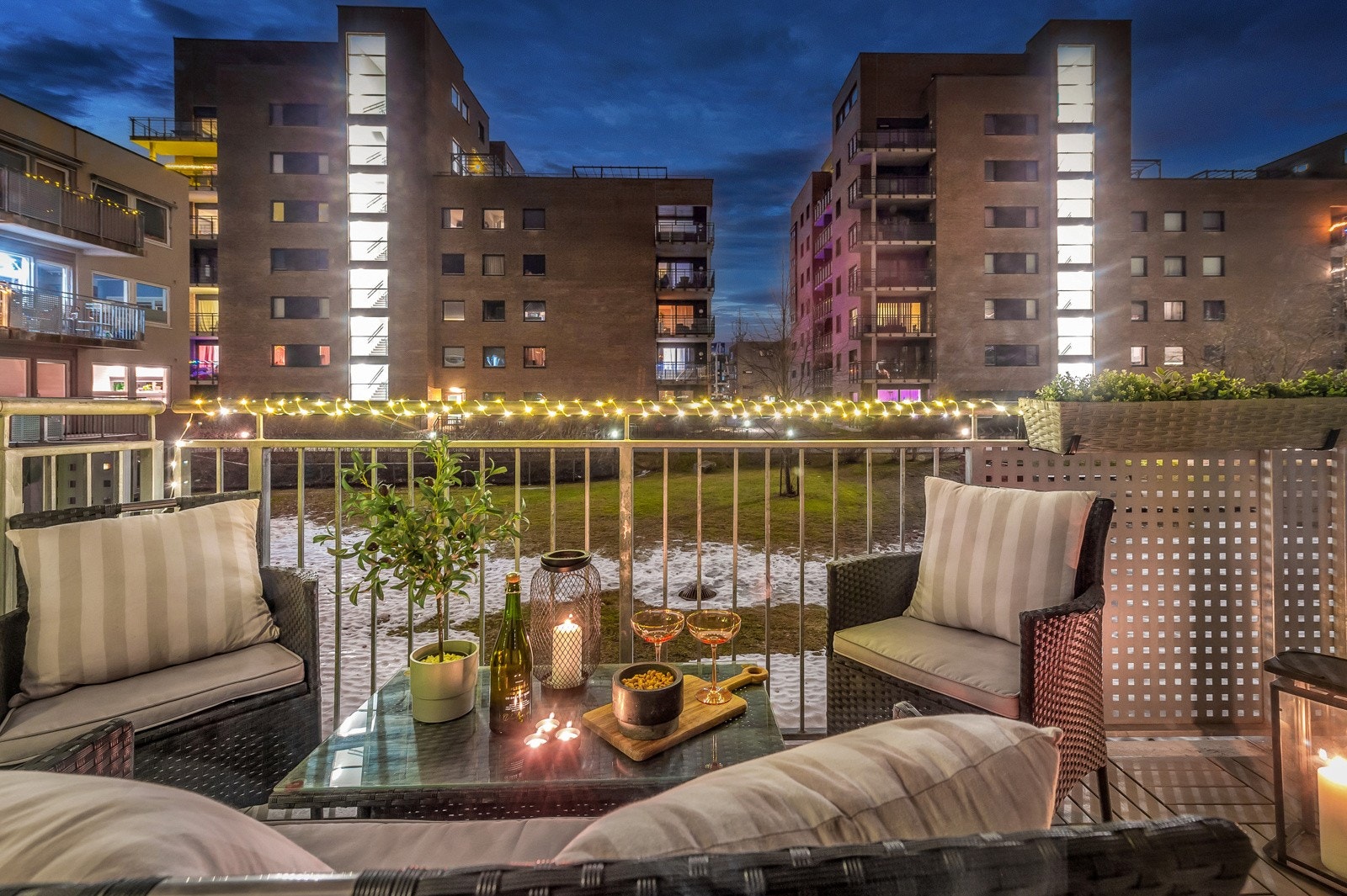 Det er god avstand mellom blokkene og hyggelig utsyn mot et grønt fellesområde. Galleribilde