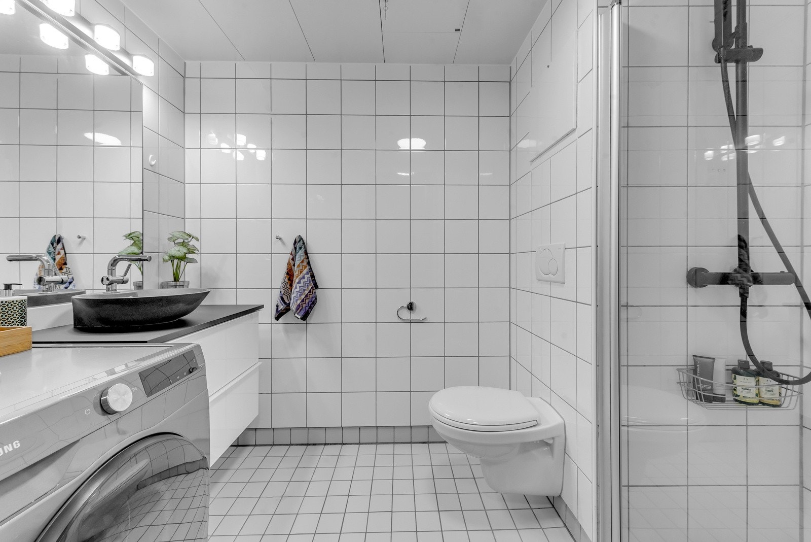 Lyst, flislagt baderom med varme i gulvet. Galleribilde