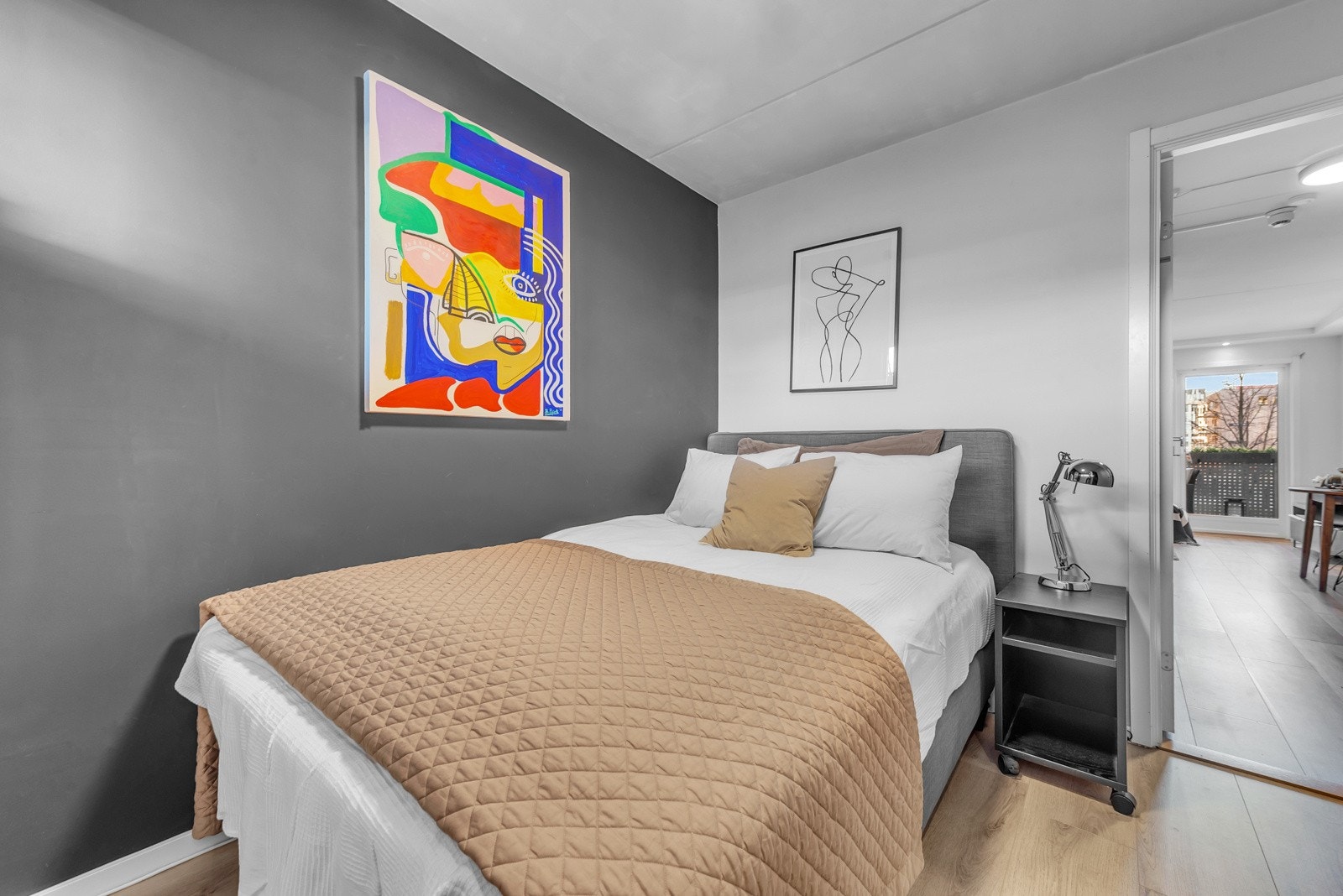 Soverom med plass til dobbeltseng og nattbord på siden. Galleribilde