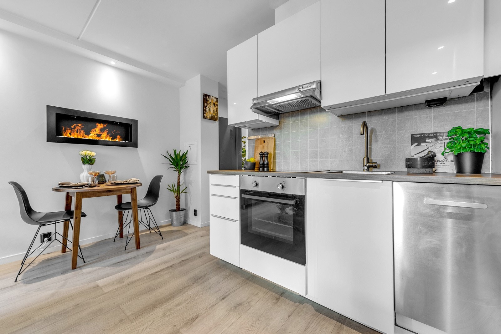 I tilknytning til kjøkkenet er det plass til en spisegruppe. Galleribilde