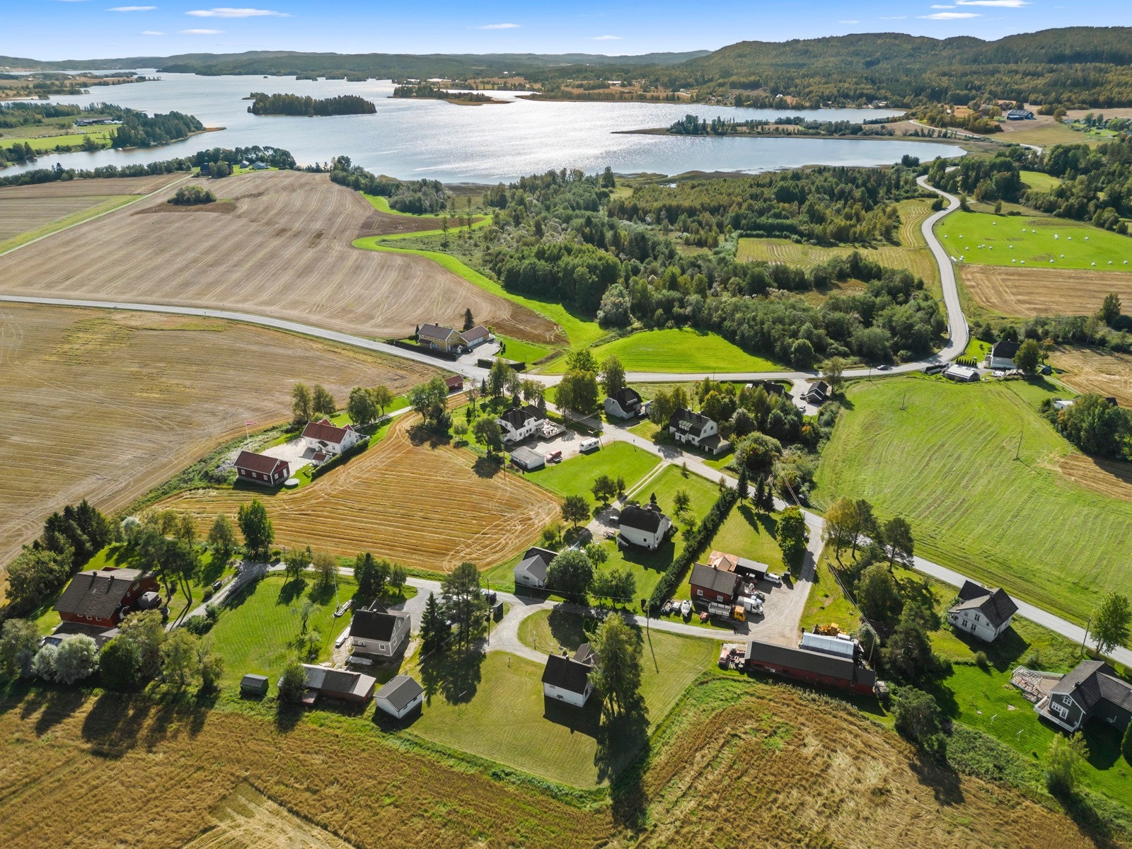 Enebolig med småbruksfølelse og idyllisk beliggenhet Galleribilde