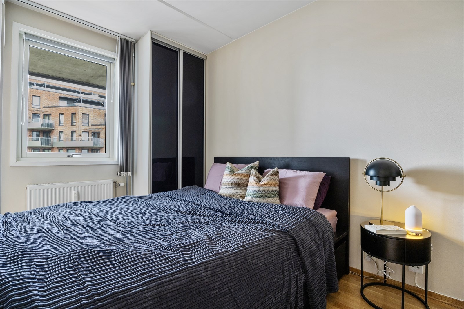 Lunt soverom malt i behagelige farger Galleribilde