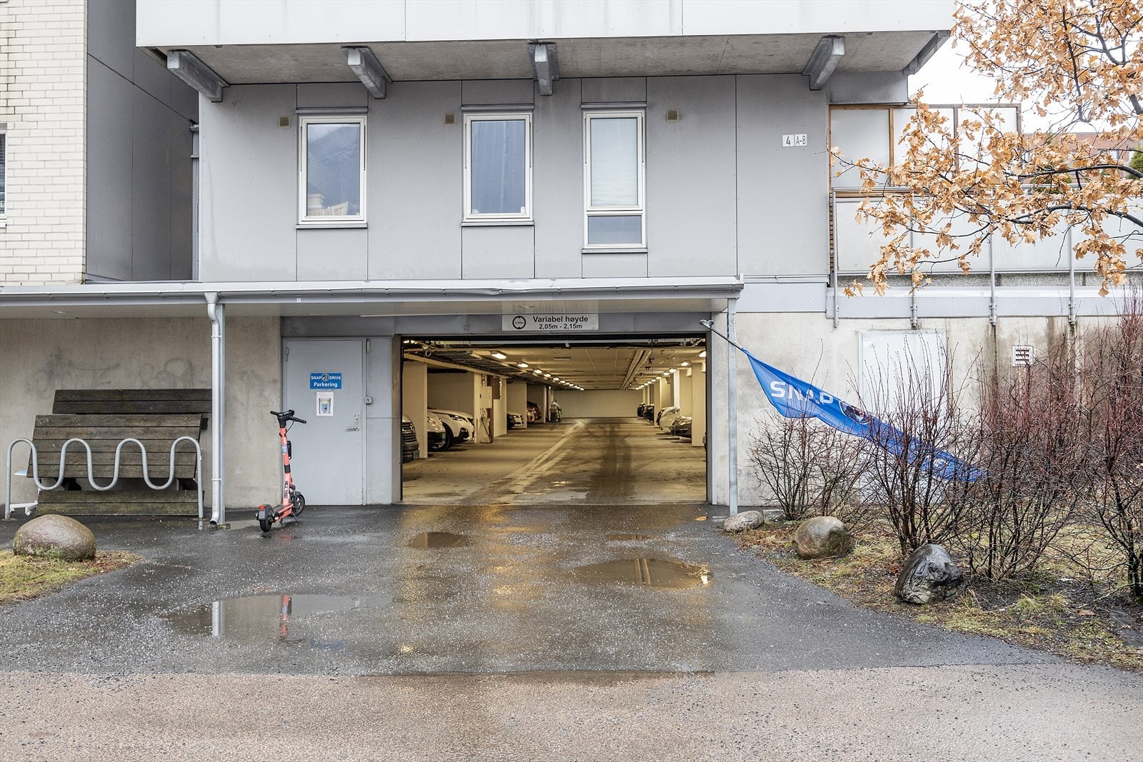 Det er mulighet for å leie parkeringsplass i felles garasjeanlegg Galleribilde