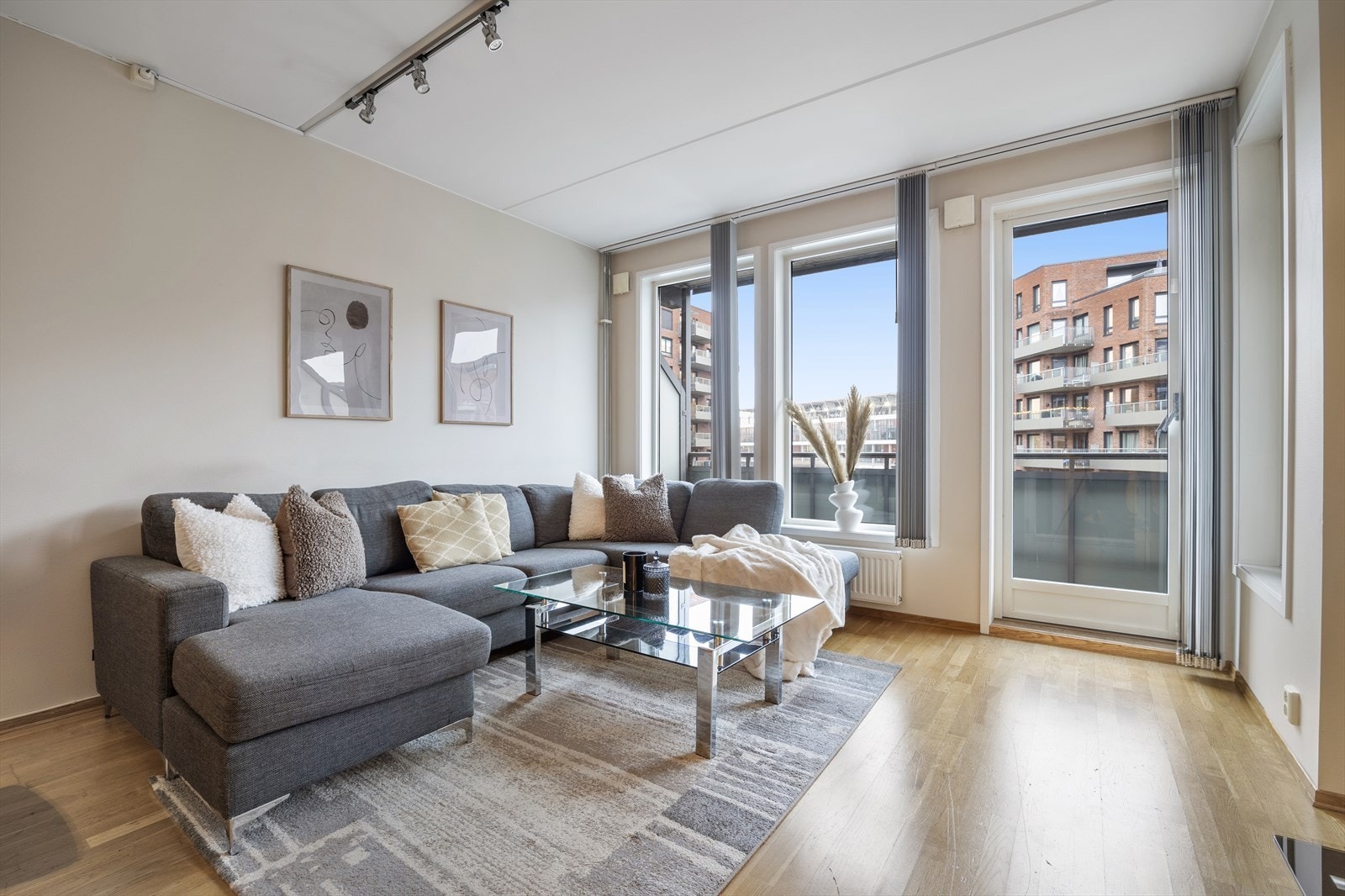 Stuen har en god planløsning med plass til sofa, TV-møbler og spisebord Galleribilde