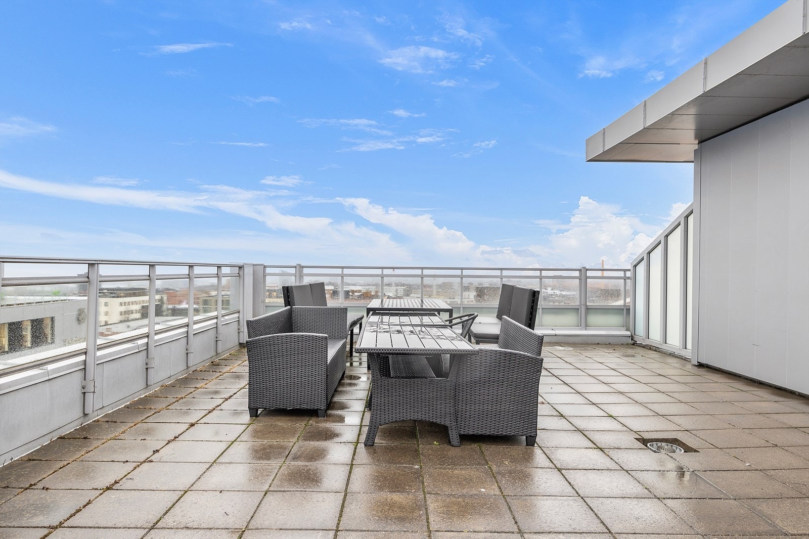 Solrik felles takterrasse med flere sittegrupper Galleribilde