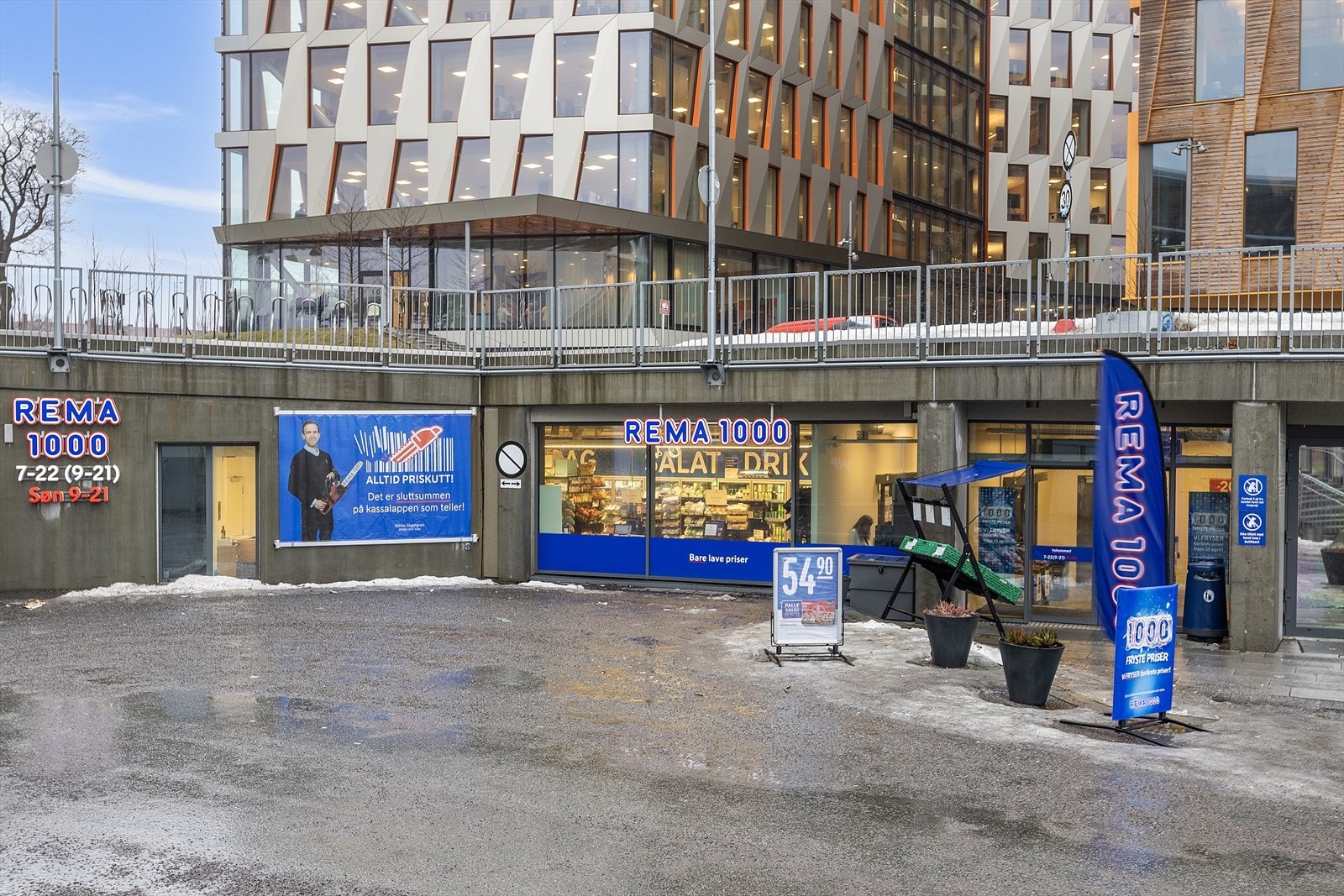 Det er kort vei til flere matbutikker bl.a. Rema 1000, Kiwi og Spar Galleribilde