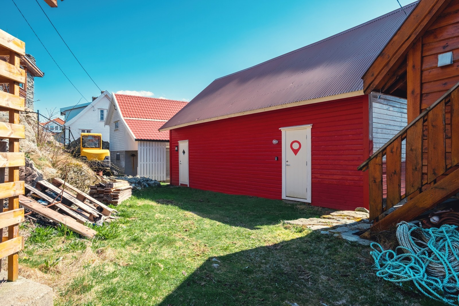 Naustet har inngang v/ merkingen Galleribilde