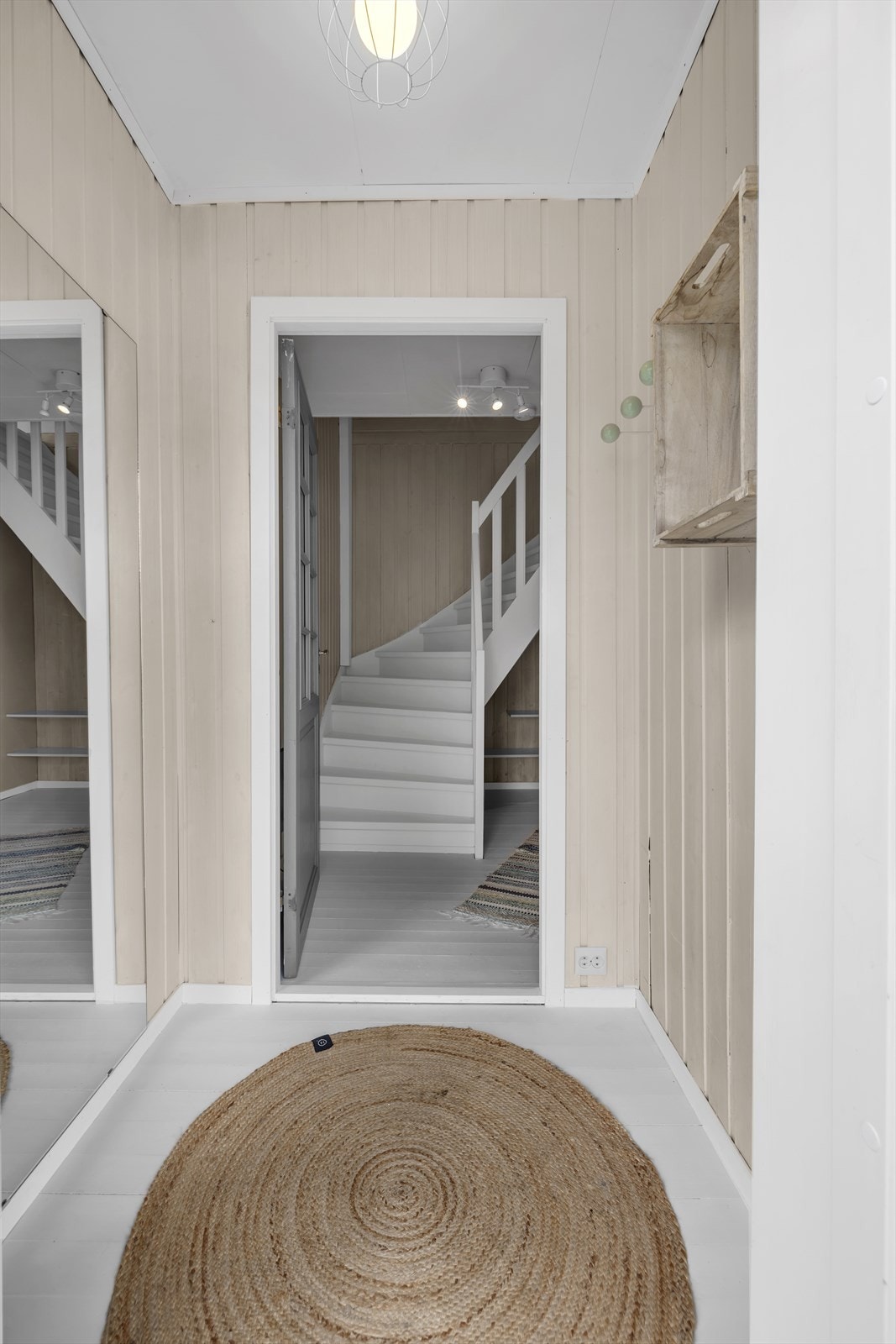 Koselig entré som leder opp til hoveddelen Galleribilde