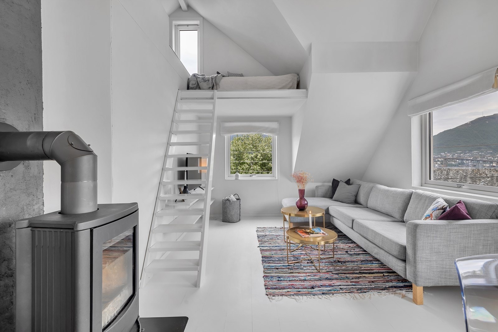 Trapp som leder opp til koselig hems Galleribilde