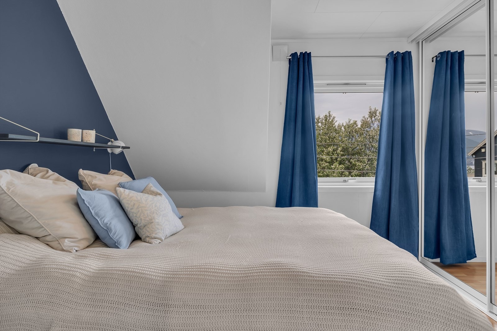 Hovedsoverom med skyvedørsgarderobe Galleribilde