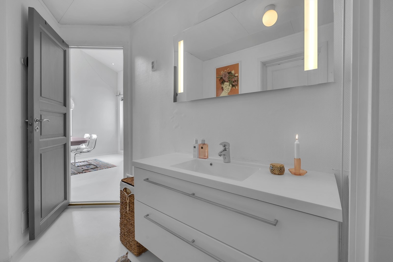 Romslig baderomsmøbel med store skuffer Galleribilde