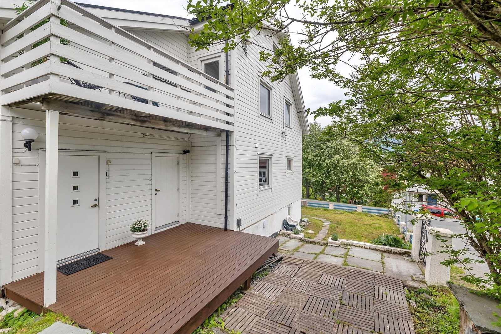 Kort veg fra parkering til inngangsparti Galleribilde