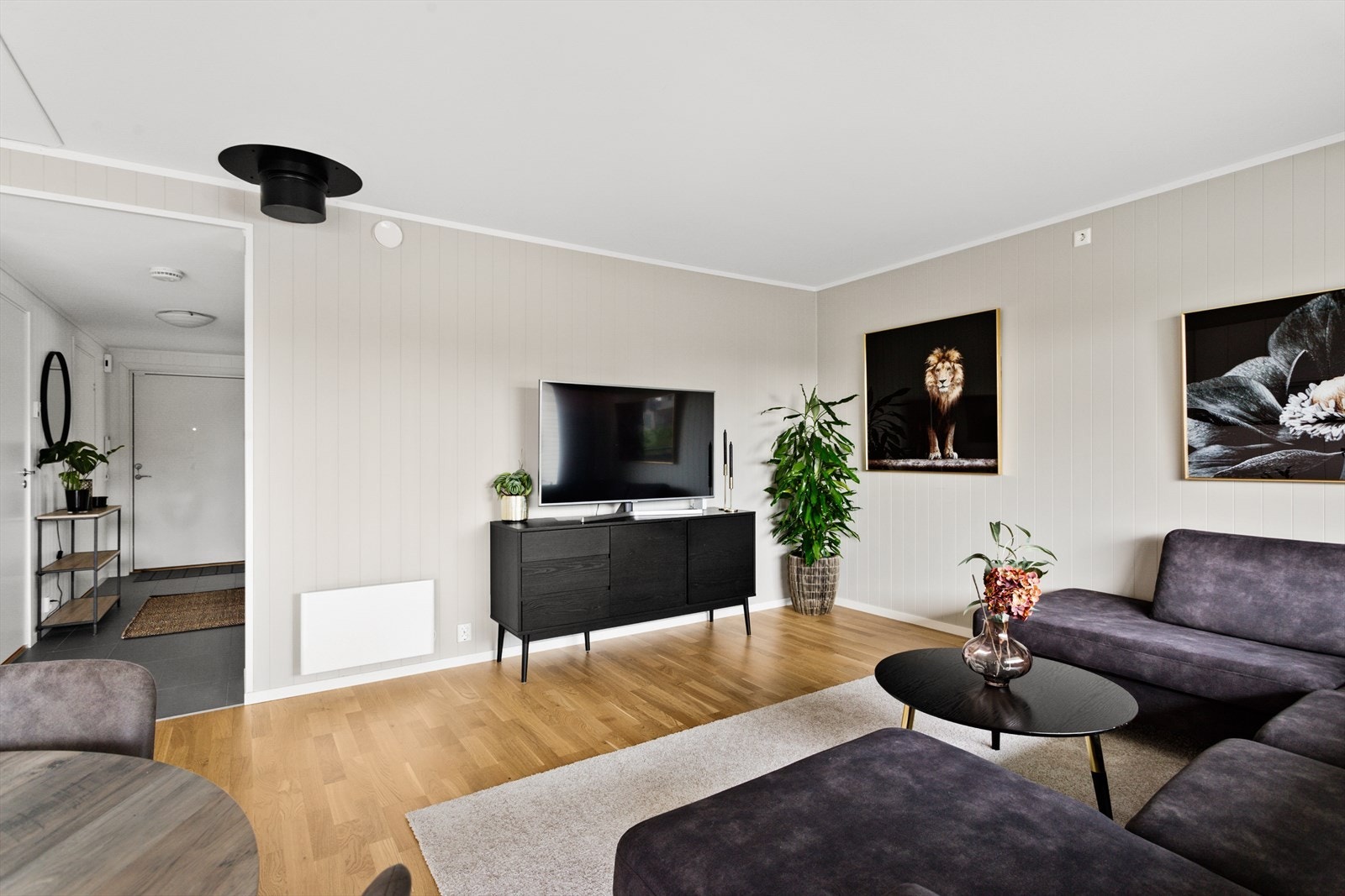 Stuen har en naturlig innredningsløsning med god plass til stor sofakrok. Galleribilde