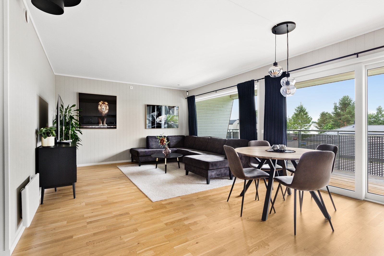 Stue med store vindusflater og masse naturlig lysinnslipp. Galleribilde