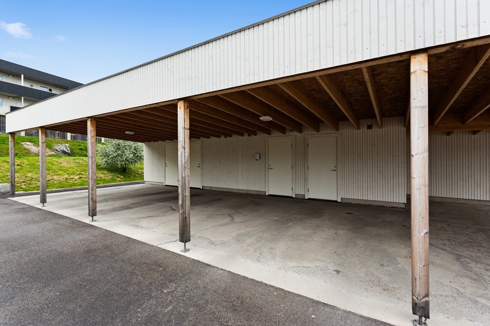 Det medfølger en plass i felles carportanlegg. Det er en sportsbod i bakkant av carporten. Galleribilde
