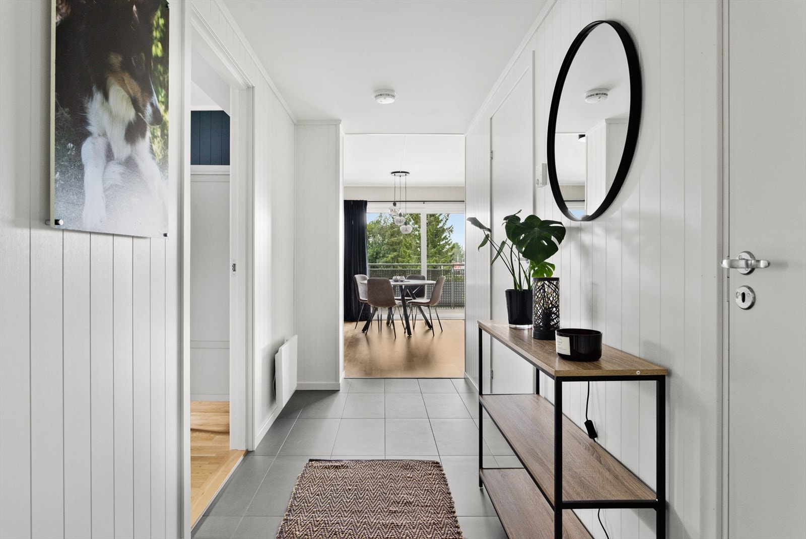 Det er plass til å henge fra seg yttertøyet. Umiddelbart har man også adkomst til en bod/teknisk rom for ytterligere alternativer for f.eks oppbevaring av yttertøy. Galleribilde