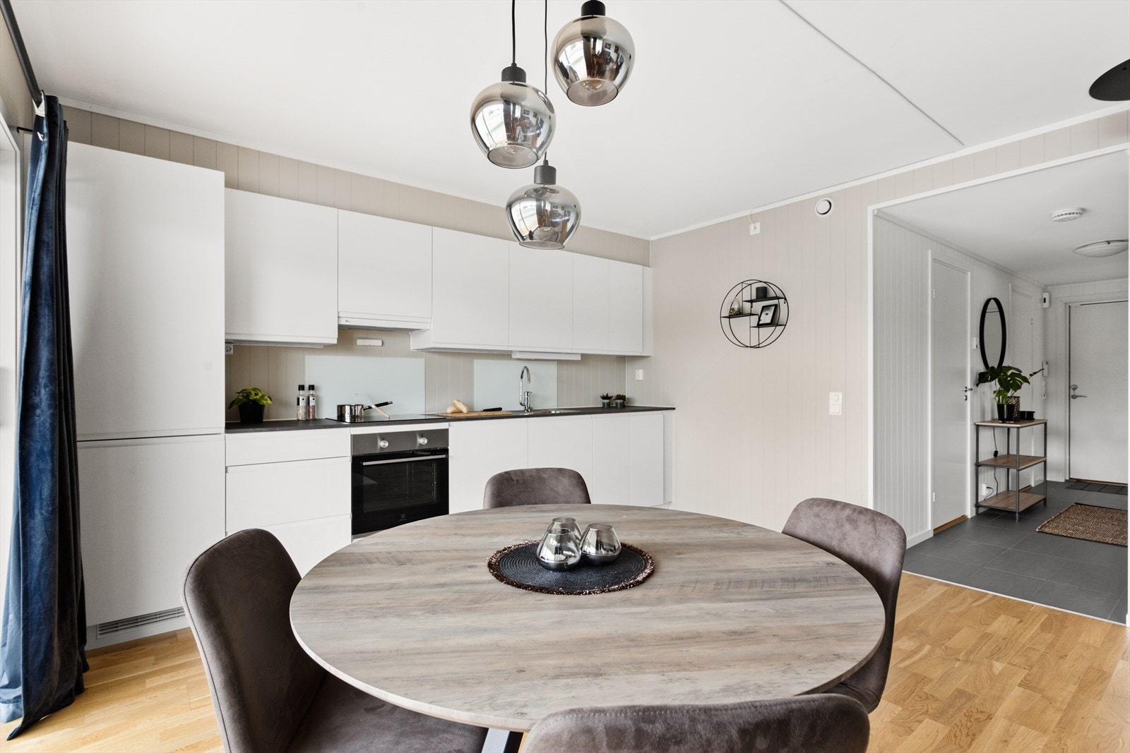 Leiligheten er lys og moderene, og den har en gjennomgående planløsning. Galleribilde