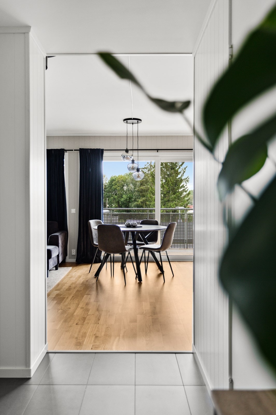 Det er plass til å henge fra seg yttertøyet. Umiddelbart har man også adkomst til en bod/teknisk rom for ytterligere alternativer for f.eks oppbevaring av yttertøy. Galleribilde
