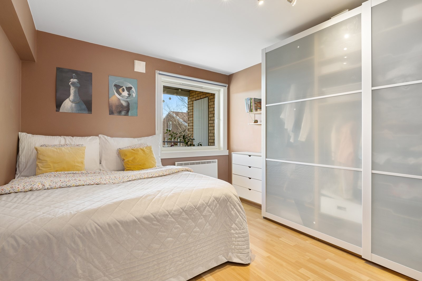 Soverommet har god plass til dobbeltseng, nattbord på hver side, garderobe og kommoder. Galleribilde